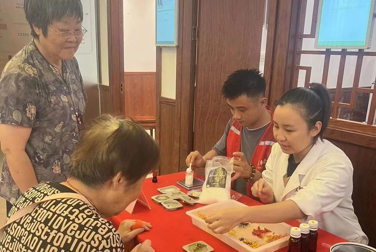 艾草飘香迎客来,太和堂祥记首期“中医药文化集市活动”圆满结束(图4) 艾草飘香迎客来,太和堂祥记首期“中医药文化集市活动”圆满结束(图4)