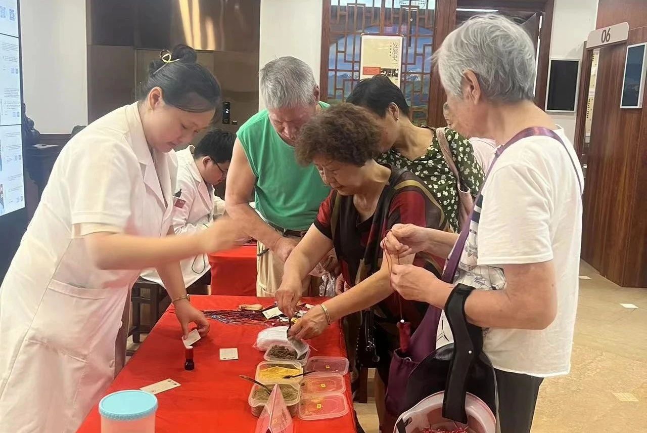 艾草飘香迎客来,太和堂祥记首期“中医药文化集市活动”圆满结束(图7) 艾草飘香迎客来,太和堂祥记首期“中医药文化集市活动”圆满结束(图7)