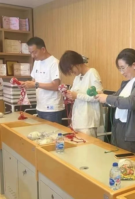 太和堂祥记走进周家渡街道社区党群服务中心,“传承中医文化”养生讲座受热捧!(图6) 太和堂祥记走进周家渡街道社区党群服务中心,“传承中医文化”养生讲座受热捧!(图6)