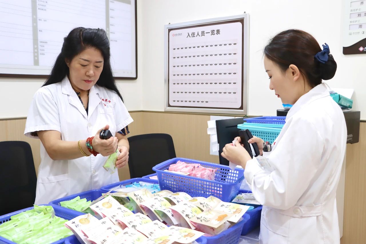 爱在中秋，情系老人——上海仁博医院开展中秋送月饼活动(图2)