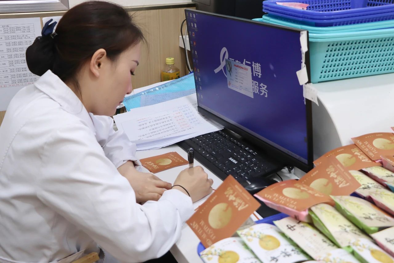 爱在中秋，情系老人——上海仁博医院开展中秋送月饼活动(图5)