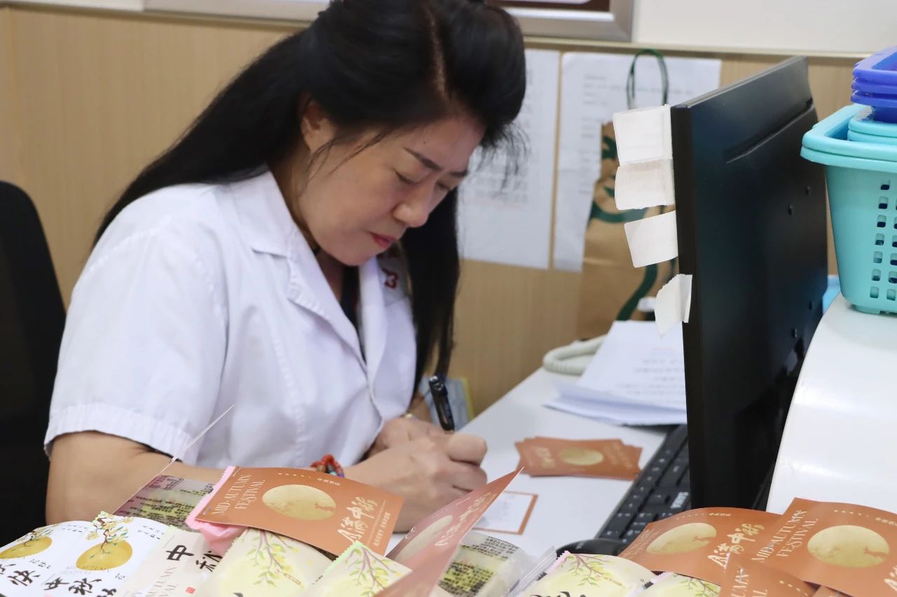 爱在中秋，情系老人——上海仁博医院开展中秋送月饼活动(图4)