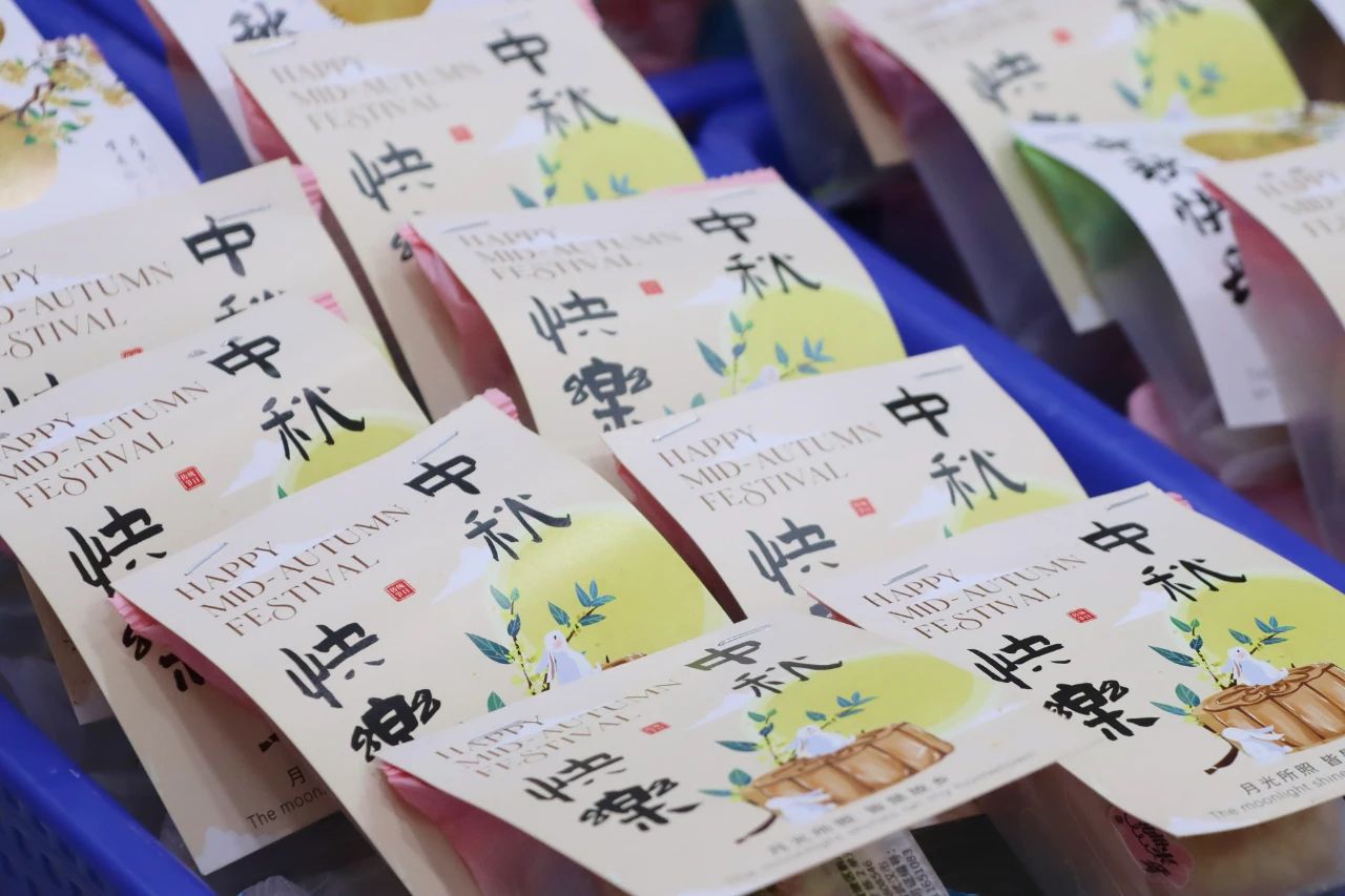 爱在中秋，情系老人——上海仁博医院开展中秋送月饼活动(图7)