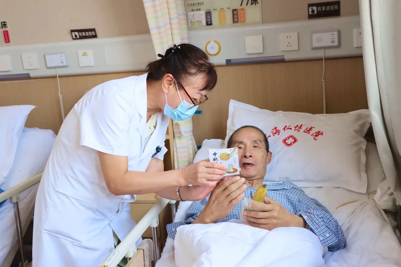 爱在中秋，情系老人——上海仁博医院开展中秋送月饼活动(图8)
