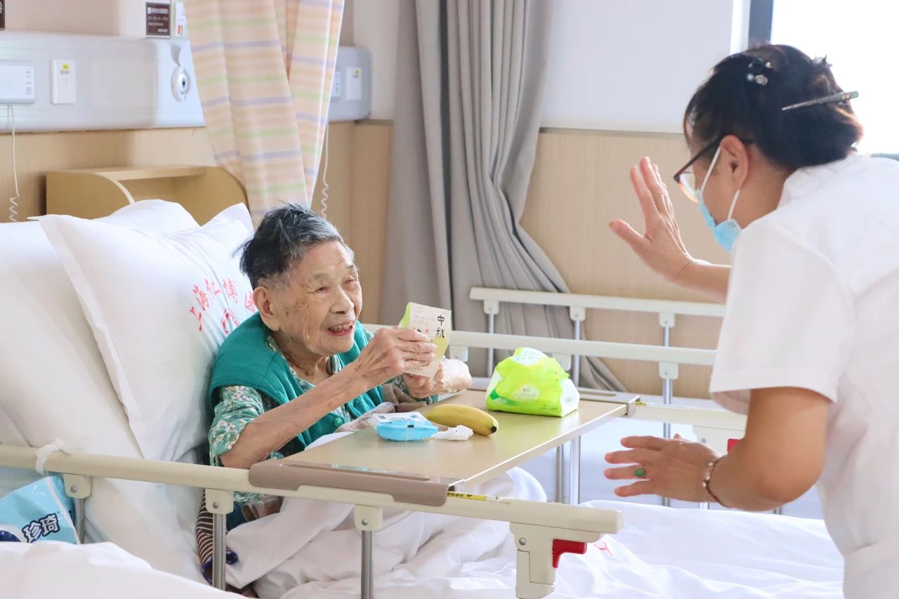 爱在中秋，情系老人——上海仁博医院开展中秋送月饼活动(图10)