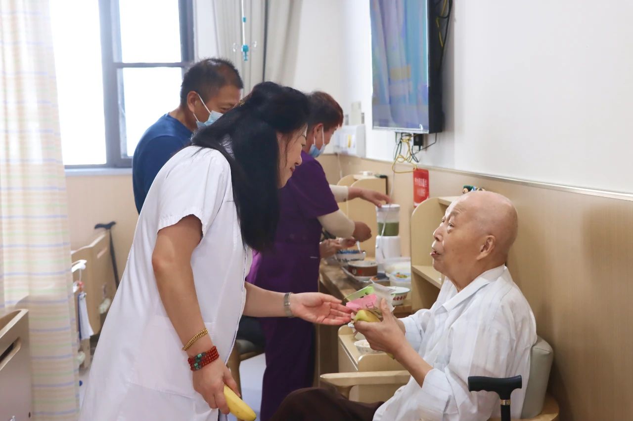 爱在中秋，情系老人——上海仁博医院开展中秋送月饼活动(图11)
