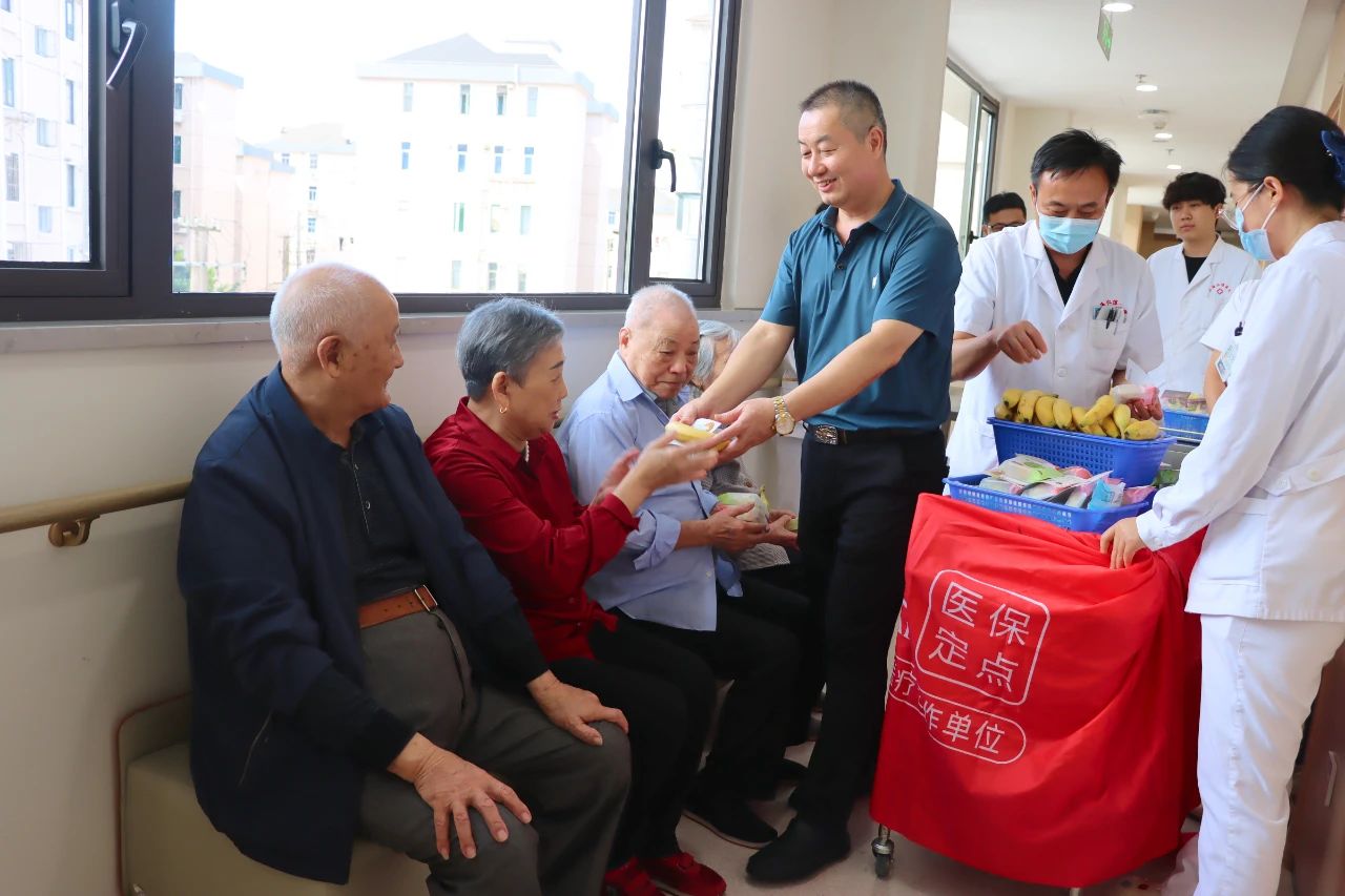 爱在中秋，情系老人——上海仁博医院开展中秋送月饼活动(图14)