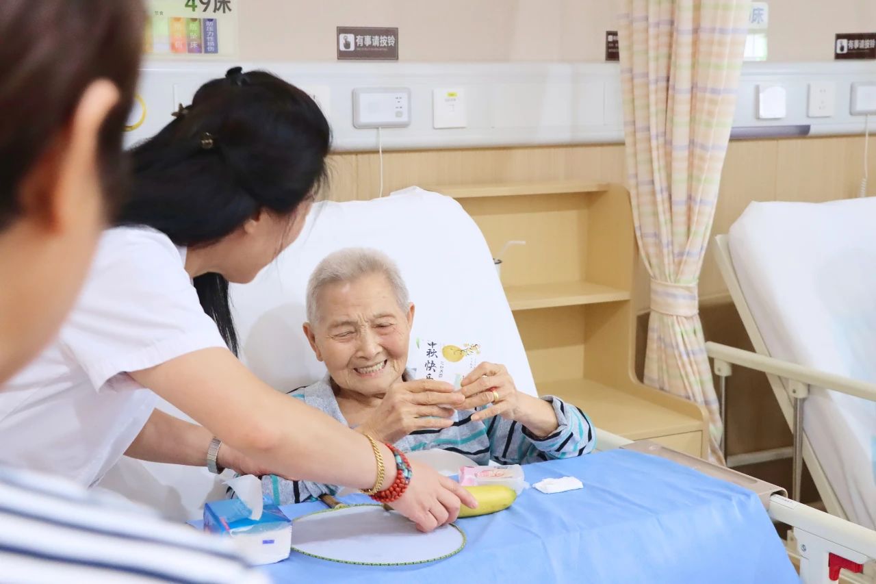 爱在中秋，情系老人——上海仁博医院开展中秋送月饼活动(图15)