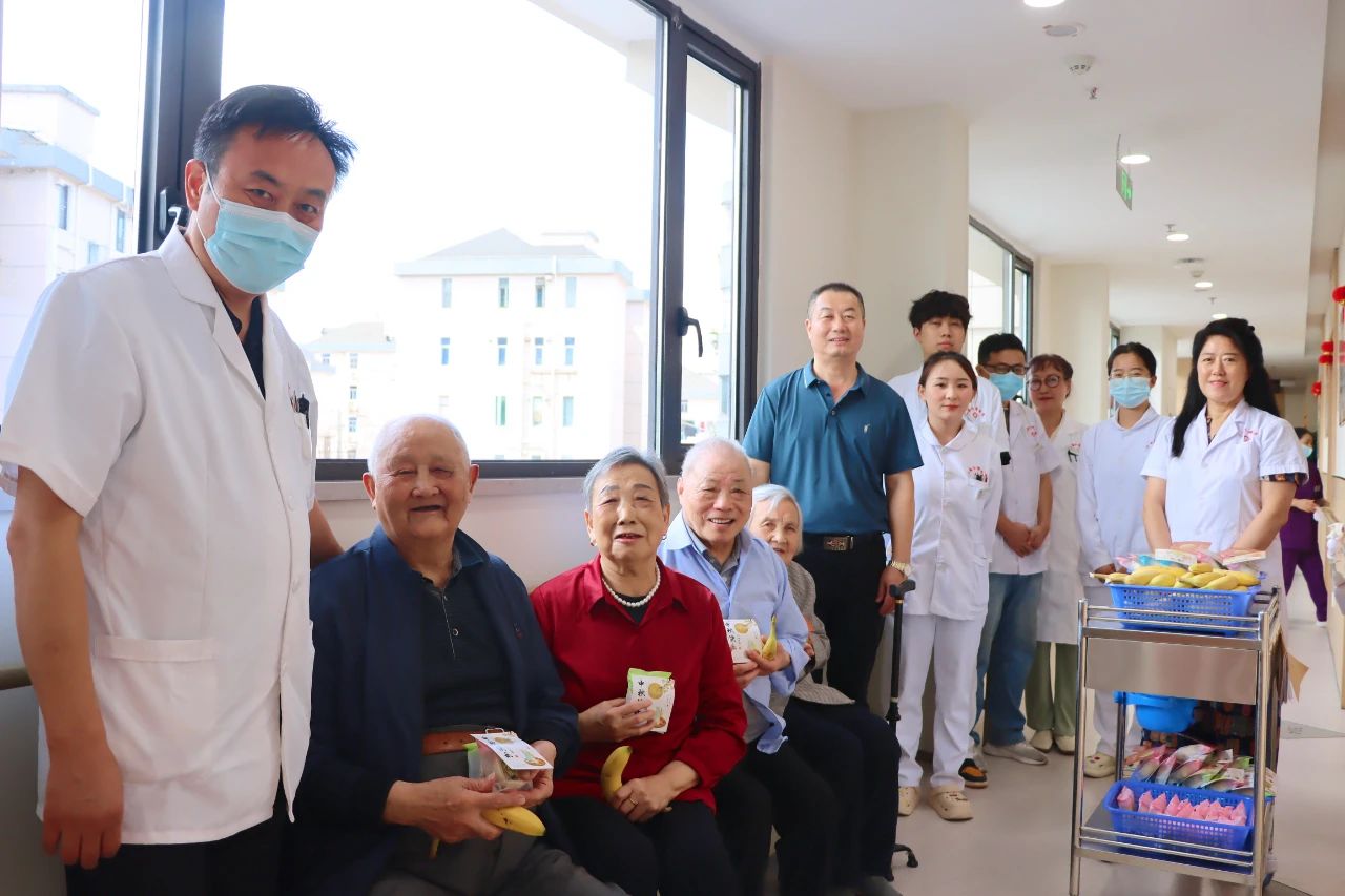 爱在中秋，情系老人——上海仁博医院开展中秋送月饼活动(图17)