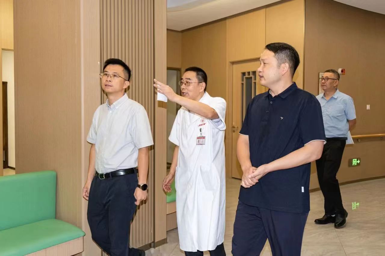 金山区卫健委来我院开展国庆节前安全生产检查(图1)