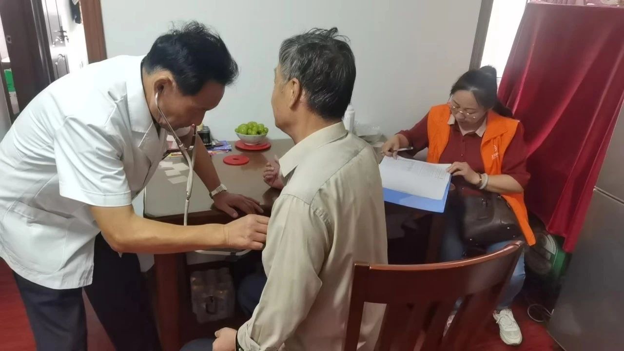 关爱高龄独居、空巢老人，上门服务不停歇(图1)