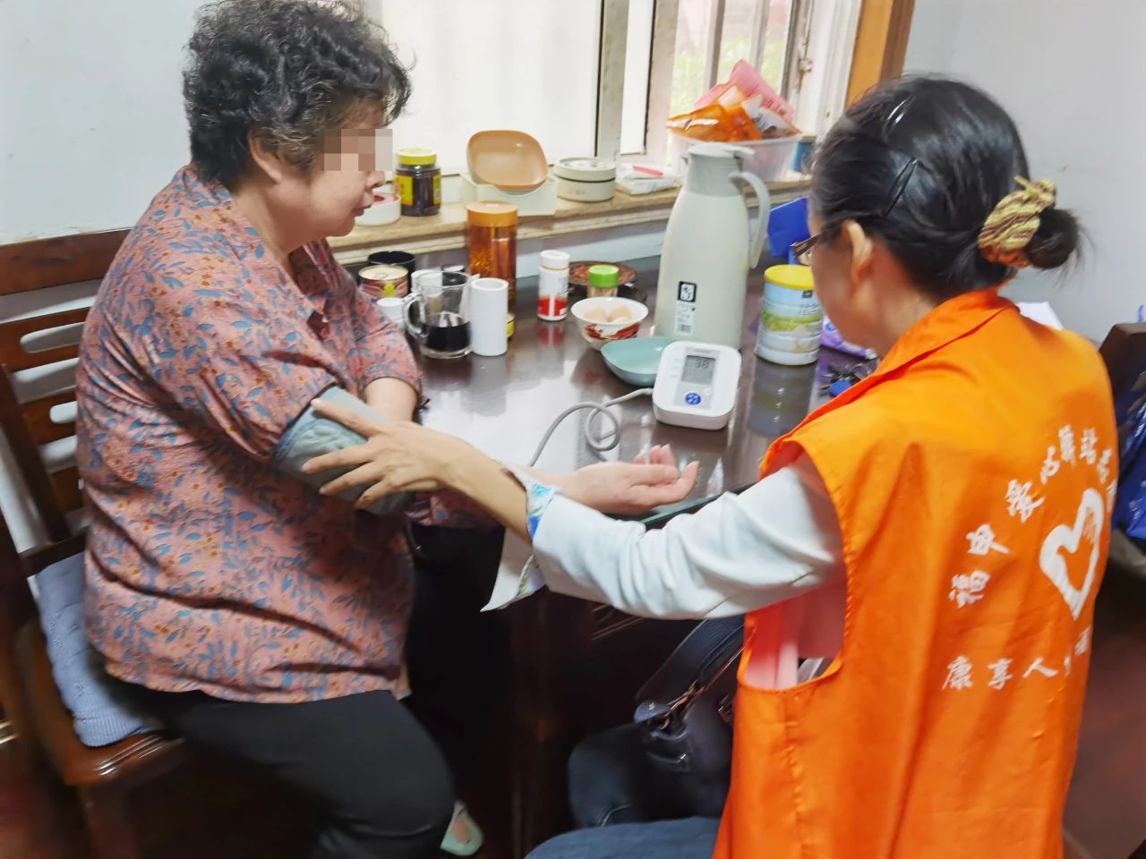 关爱高龄独居、空巢老人，上门服务不停歇(图3)