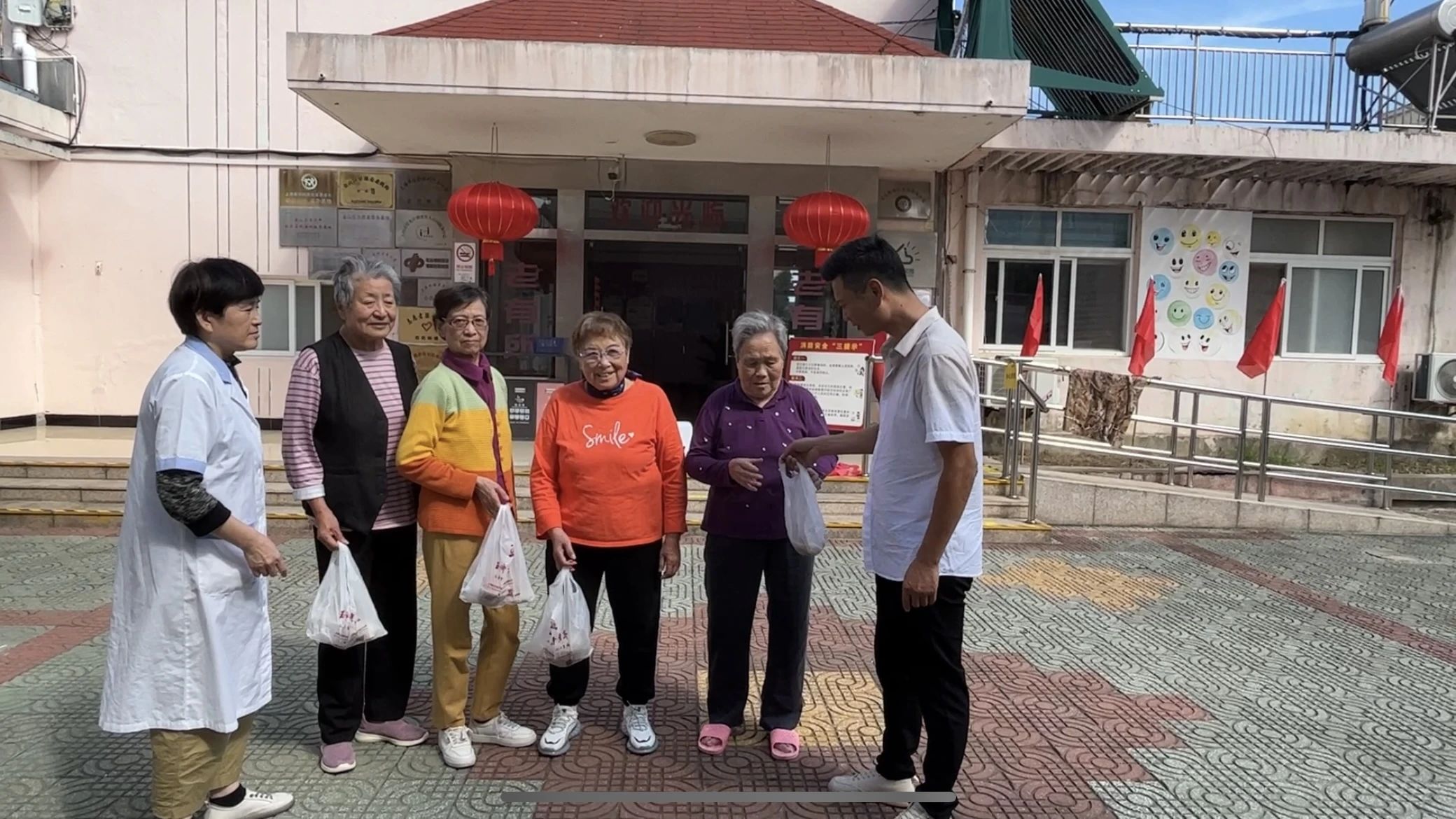 玉佛长寿面·敬老孝亲行动——上海市老年基金会金山区代表处与上海福申护理院为长者送上长寿面(图4)