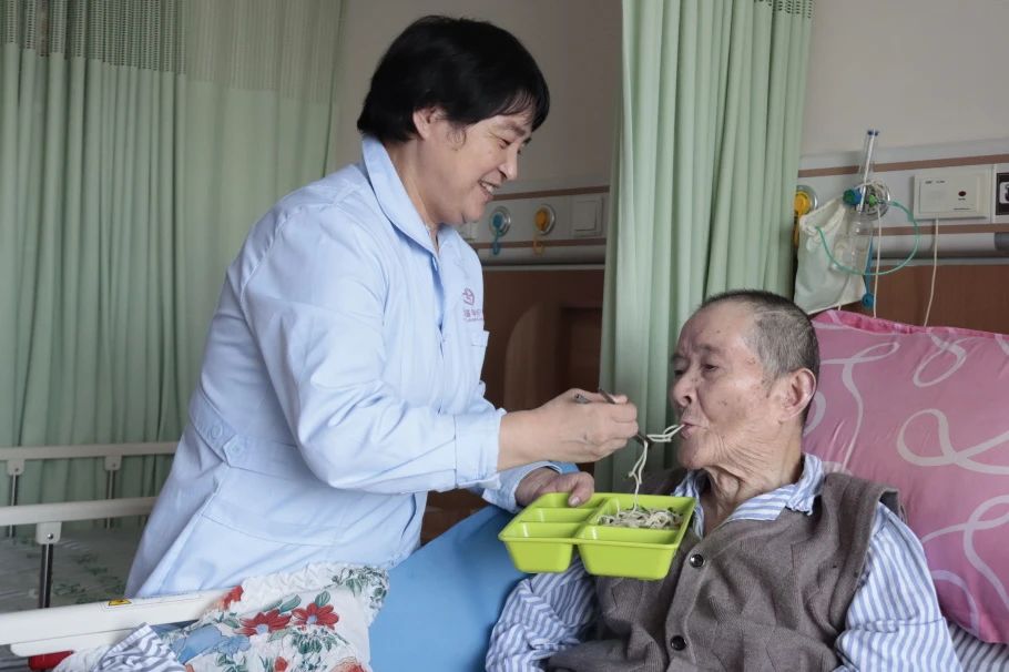 玉佛长寿面·敬老孝亲行动——上海市老年基金会金山区代表处与上海福申护理院为长者送上长寿面(图6)