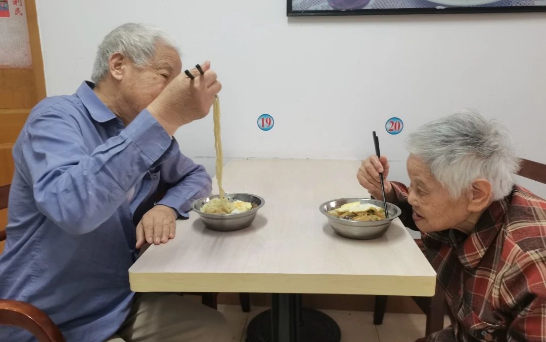 玉佛长寿面·敬老孝亲行动——上海市老年基金会金山区代表处与上海福申护理院为长者送上长寿面(图12)