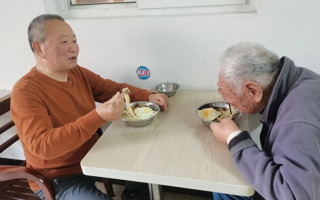 玉佛长寿面·敬老孝亲行动——上海市老年基金会金山区代表处与上海福申护理院为长者送上长寿面(图11)