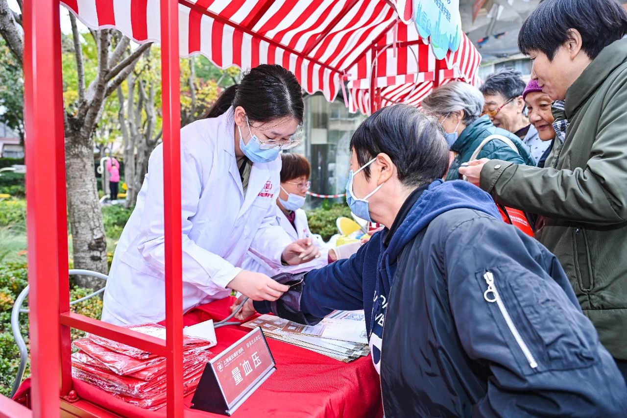 国际志愿者日 | 上海福安康护理院助力徐家汇街道“志愿汇爱 心暖家园”主题活动(图3)