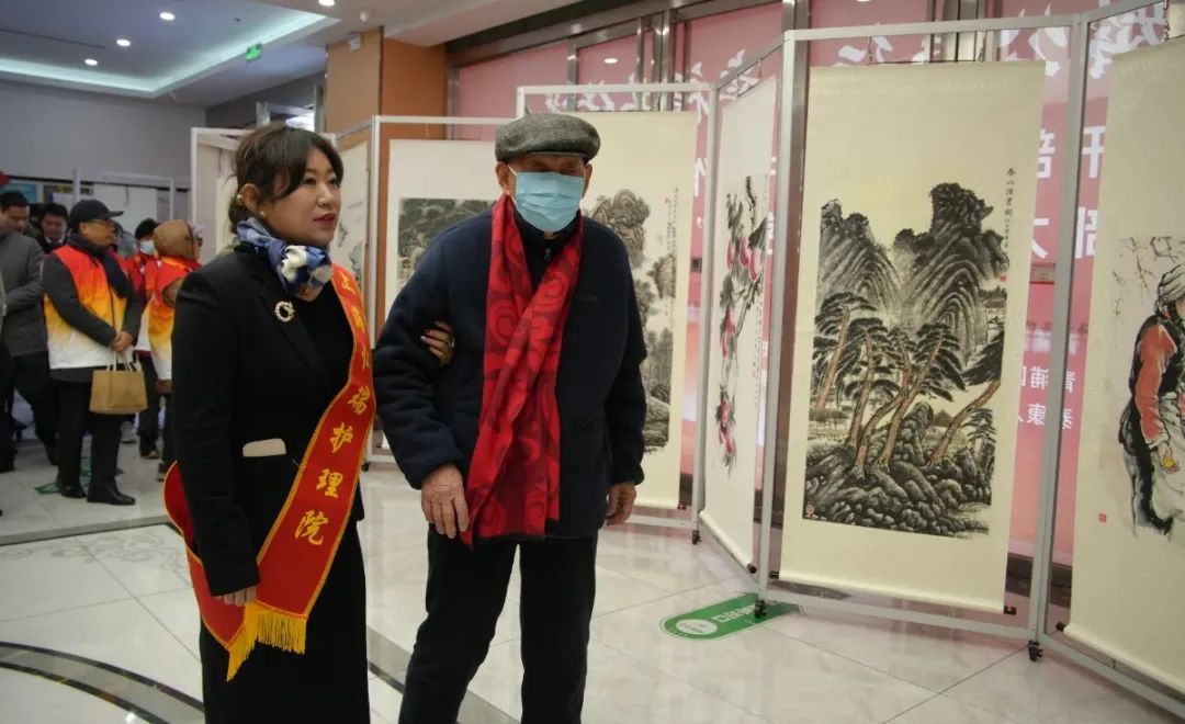 乐龄公益行 幸福共传递——离休老干部孙敏同志书画作品捐赠活动暨区老干部大学“冬日序曲”志愿服务行动活动在我院隆重举行(图12)